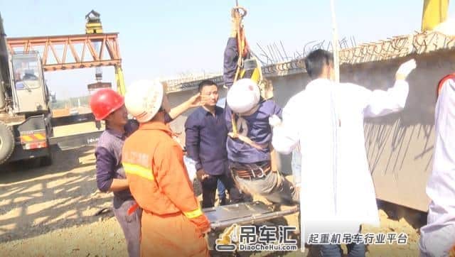 大吊车突然侧翻 作业工人被压 消防紧急救援