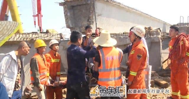 大吊车突然侧翻 作业工人被压 消防紧急救援