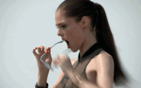 她不吊威亚，就敢吊在起重机上拍大片，不愧是超模圈POSE女王