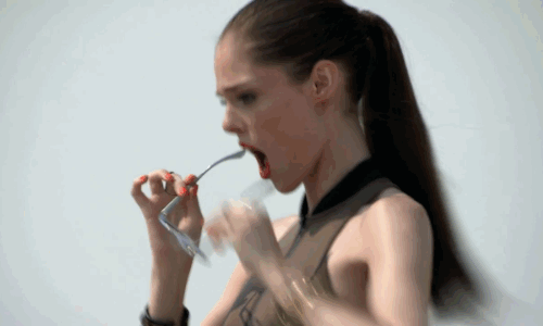 她不吊威亚，就敢吊在起重机上拍大片，不愧是超模圈POSE女王