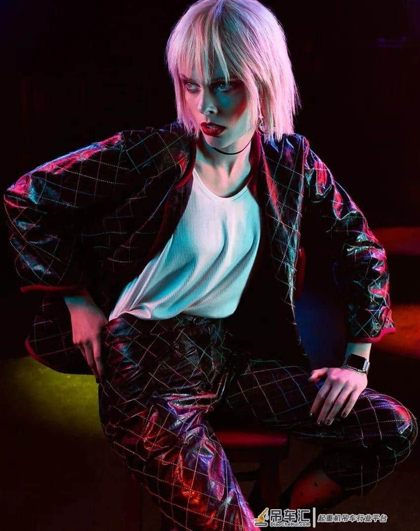 她不吊威亚,就敢吊在起重机上拍大片,不愧是超模圈POSE女王