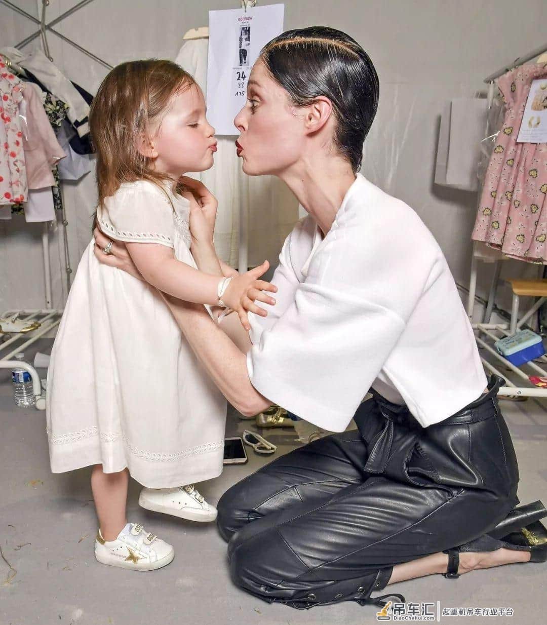 她不吊威亚,就敢吊在起重机上拍大片,不愧是超模圈POSE女王
