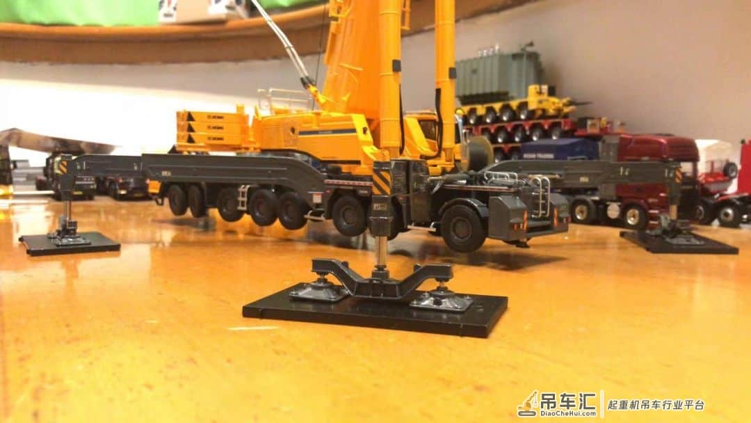 世界首款8轴千吨级徐工XCA1200起重机模型