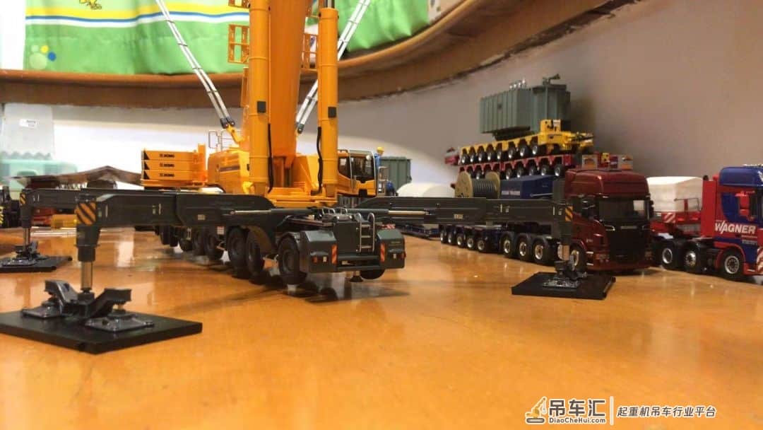 世界首款8轴千吨级徐工XCA1200起重机模型
