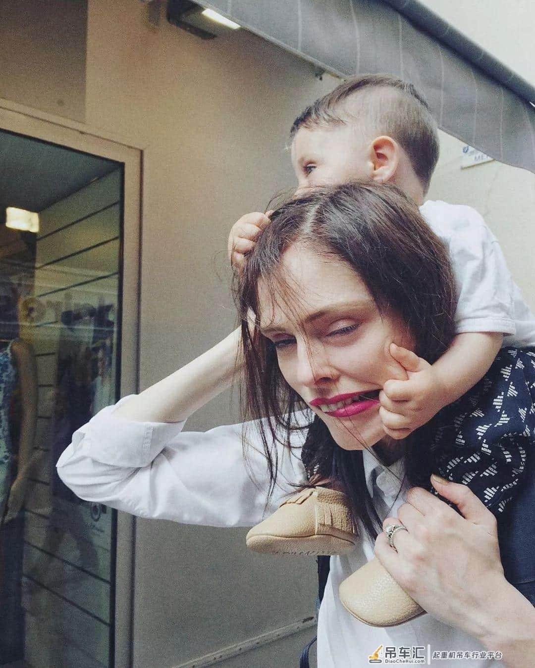 她不吊威亚,就敢吊在起重机上拍大片,不愧是超模圈POSE女王