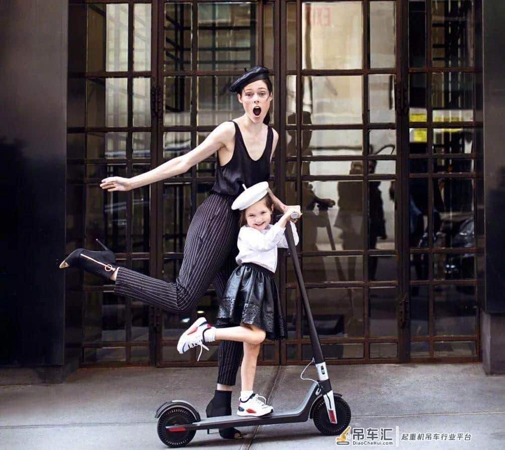 她不吊威亚,就敢吊在起重机上拍大片,不愧是超模圈POSE女王