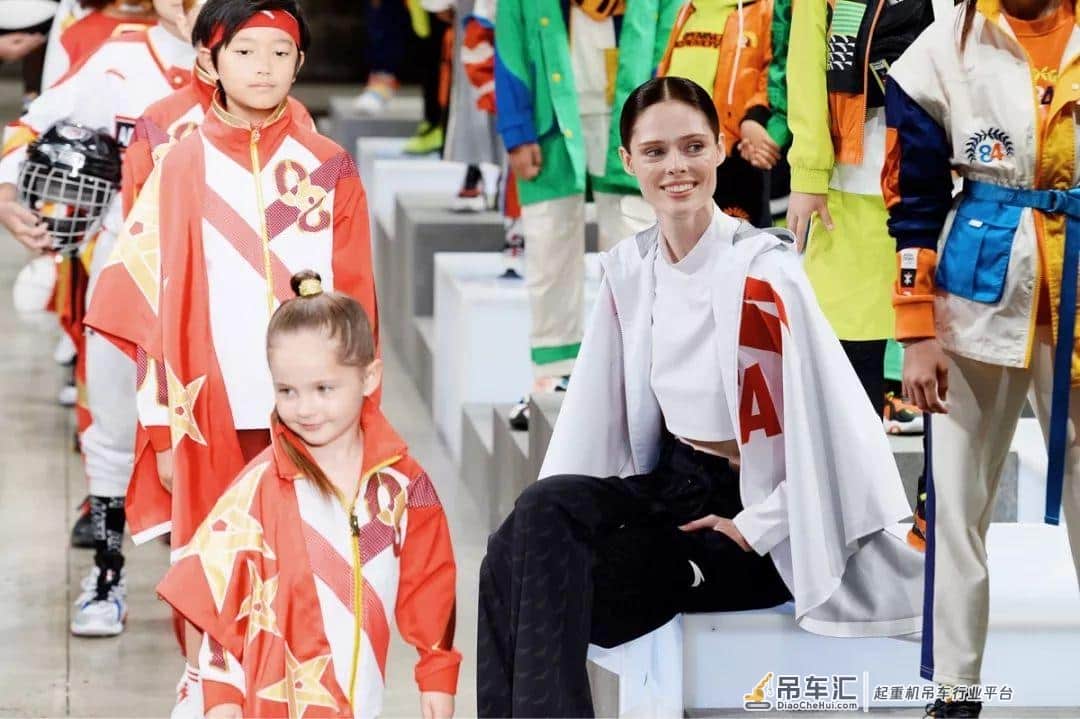 她不吊威亚,就敢吊在起重机上拍大片,不愧是超模圈POSE女王