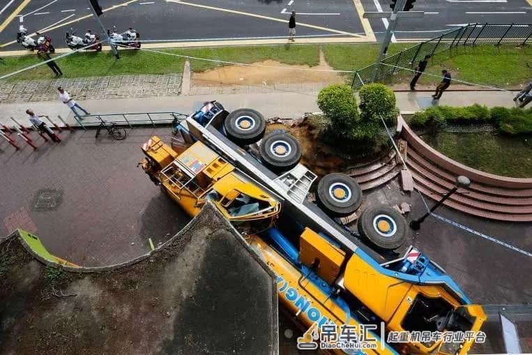 从前有个狠人,开吊车撞了银行