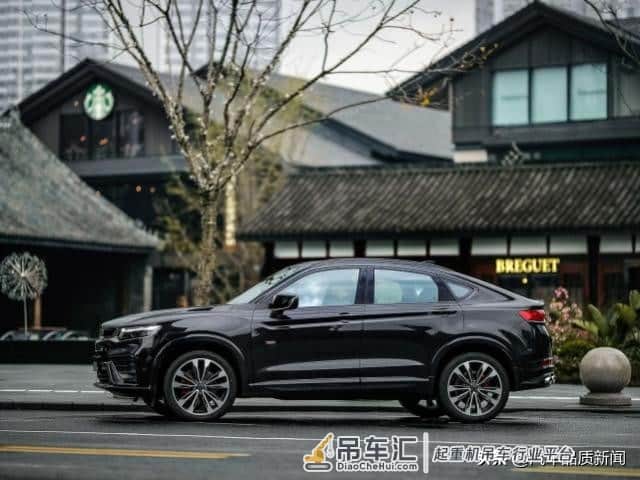 吉利星越被吊车车臂“砸扁”,A柱变形,车友:这就是CMA架构?