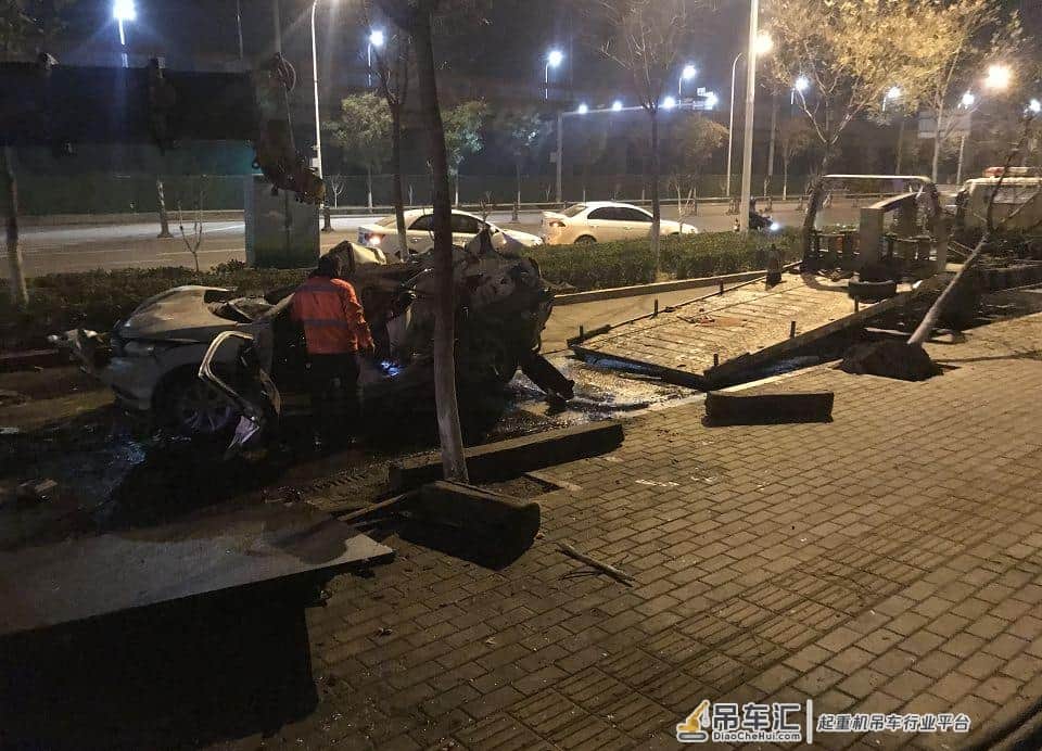 济南两吊车与一轿车相撞，轿车损毁严重！警方已介入调查