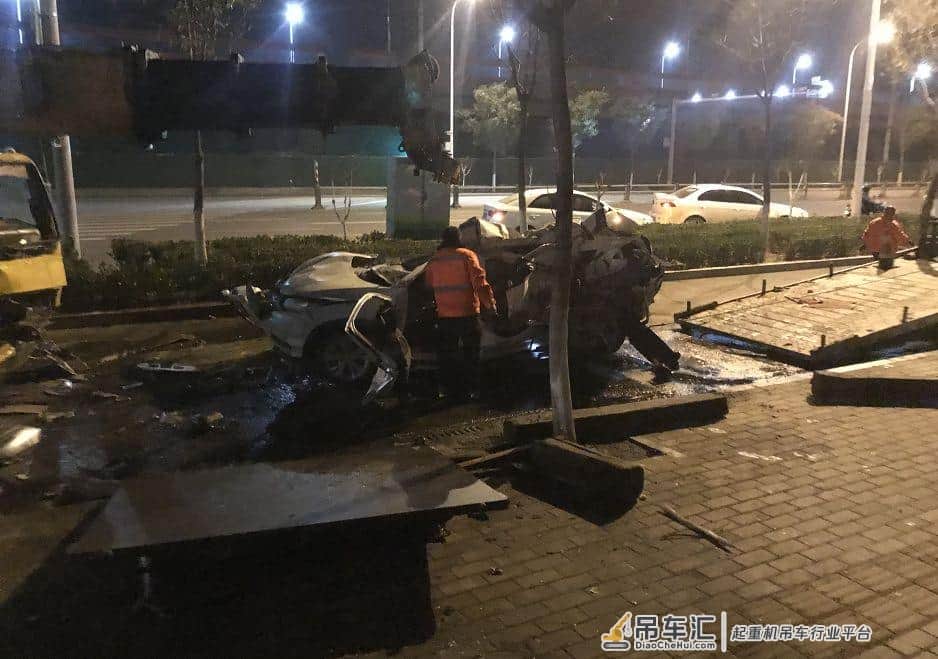 济南两吊车与一轿车相撞,轿车损毁严重!警方已介入调查