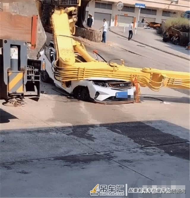 吉利星越被吊车车臂“砸扁”,A柱变形,车友:这就是CMA架构?