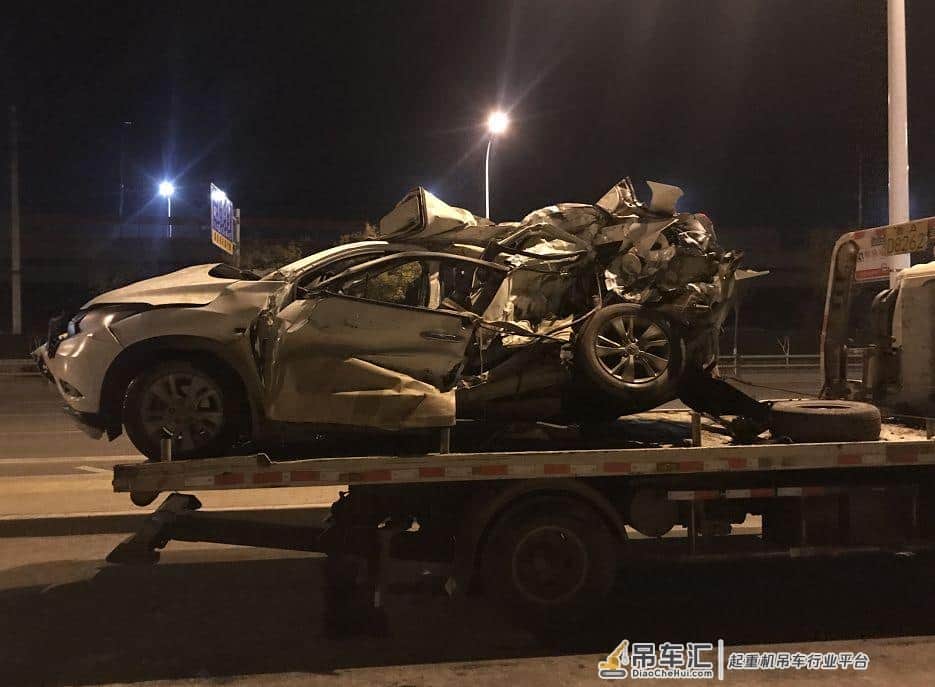 济南两吊车与一轿车相撞,轿车损毁严重!警方已介入调查
