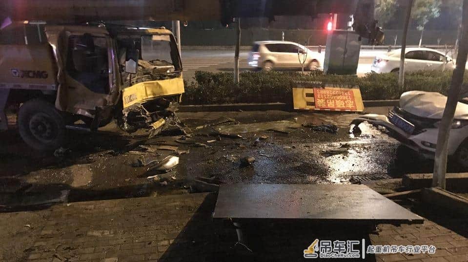 济南两吊车与一轿车相撞,轿车损毁严重!警方已介入调查