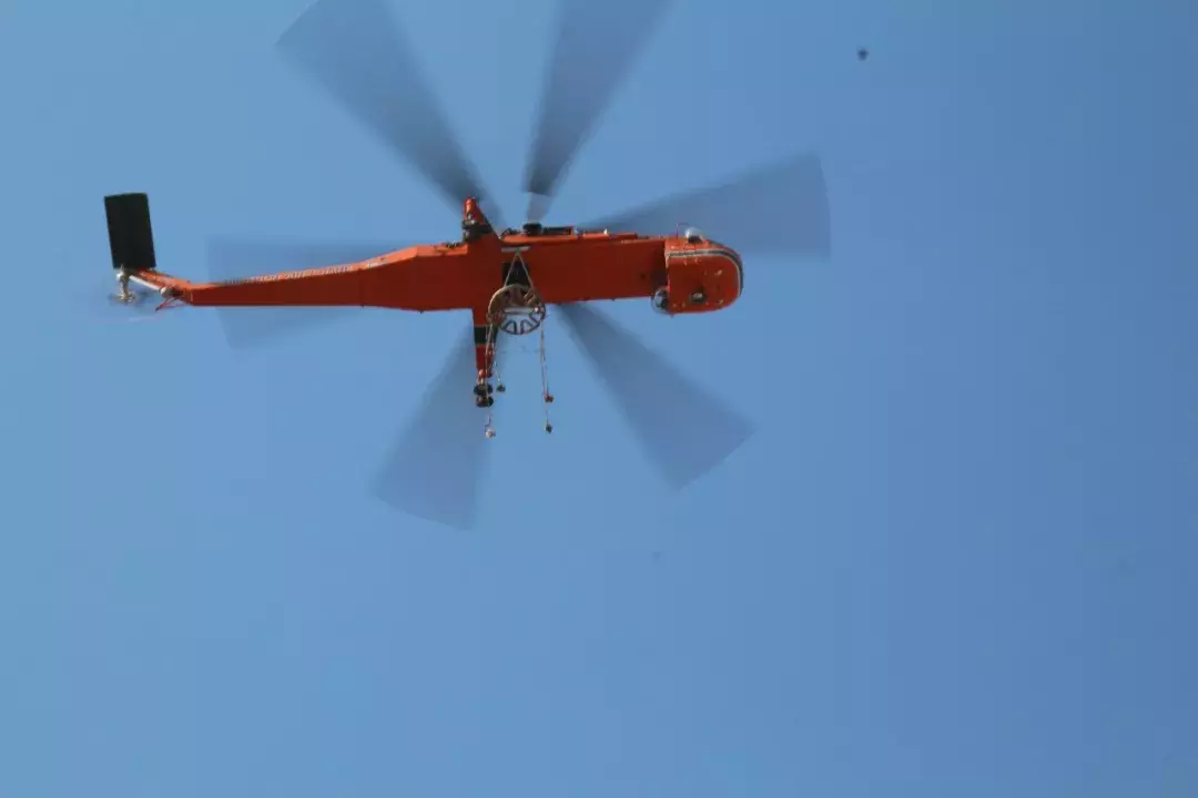 10000米作业高度的“高空吊车”,你们猜一次台班费给多少?