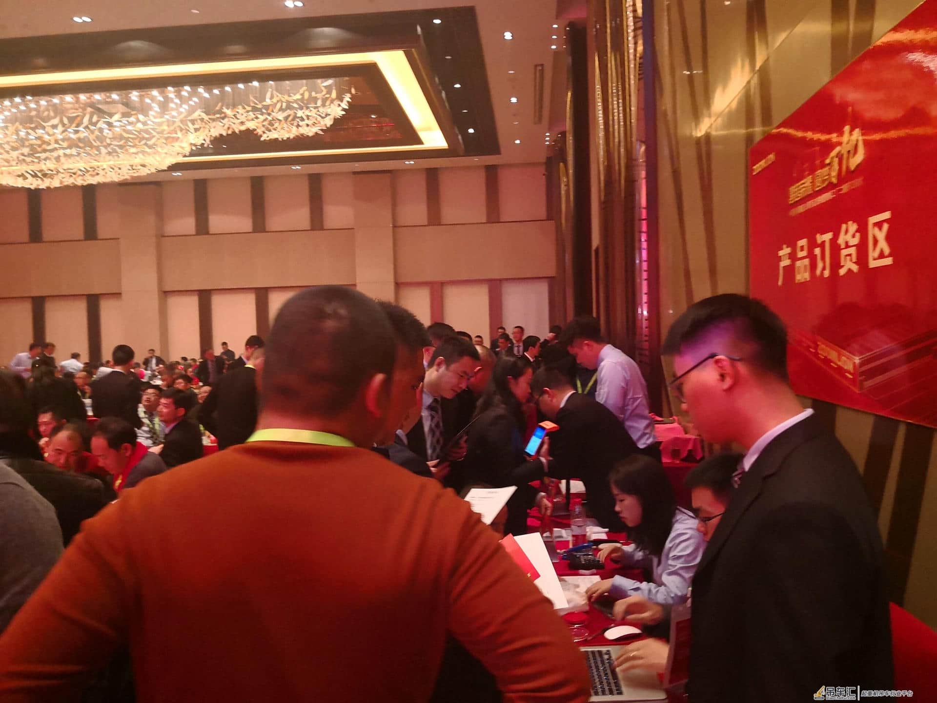 沸腾！2小时50亿，塔机王者中联重科再创记录