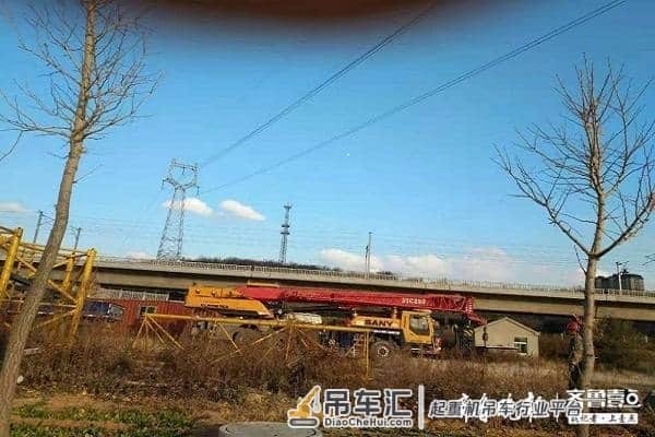 吊车在输电线路下违章作业，烟台供电公司紧急处置消除安全隐患