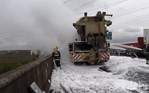 近百吨大型工程吊车陷火海，消防员“降雪”灭火
