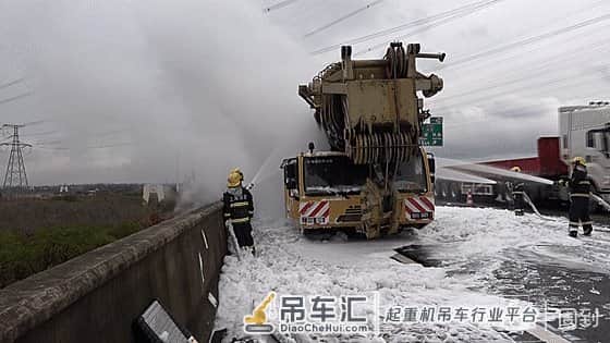 近百吨大型工程吊车陷火海,消防员“降雪”灭火
