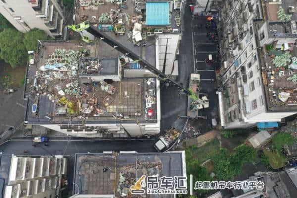 百余吨空中垃圾挪窝,吊车进入长沙富康小区作业,四辆环卫车配合转运