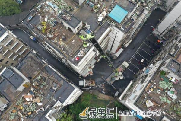 百余吨空中垃圾挪窝,吊车进入长沙富康小区作业,四辆环卫车配合转运