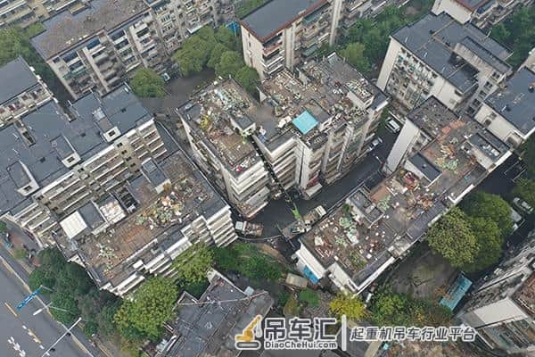 百余吨空中垃圾挪窝,吊车进入长沙富康小区作业,四辆环卫车配合转运