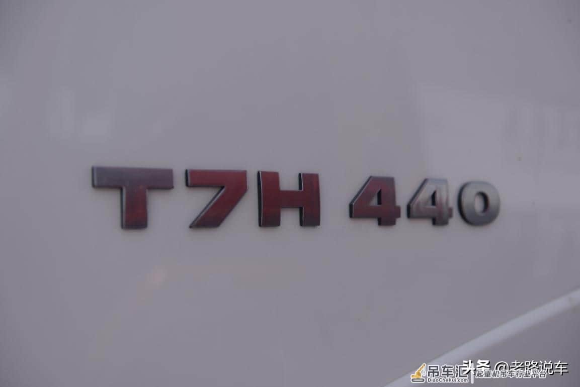 这是哪款底盘的汽车吊?起重重量竟达92吨