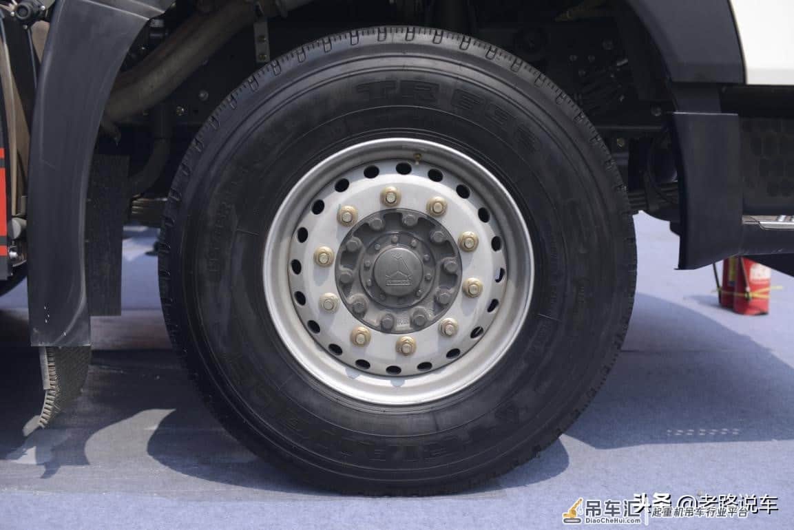 这是哪款底盘的汽车吊?起重重量竟达92吨