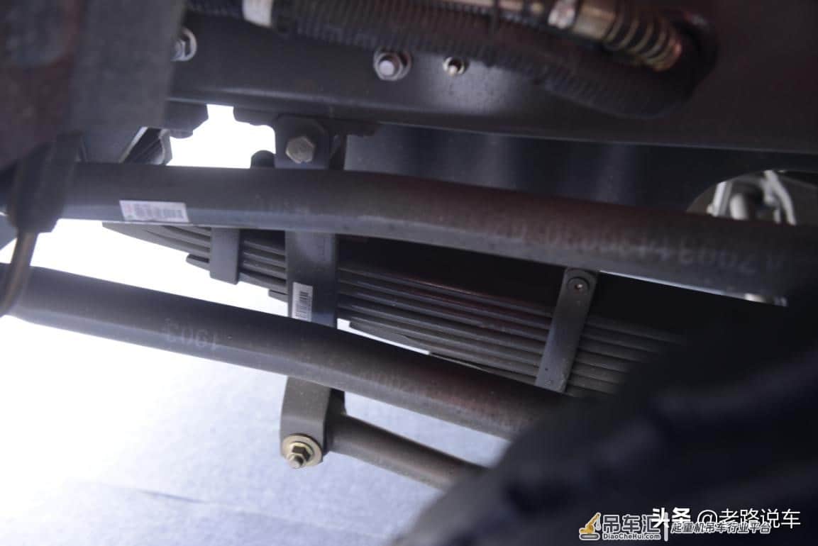 这是哪款底盘的汽车吊?起重重量竟达92吨