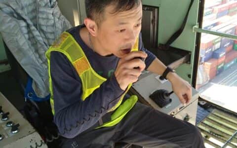 专访岸吊操作师黄星：在集装箱码头实现人生价值