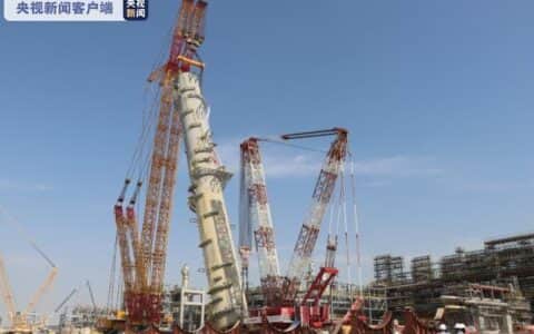 1926吨！中企研制的全球最大履带式起重机在海外首吊成功