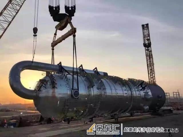 古雷石化项目首台千吨级大塔就位，4000吨二号车再立战功