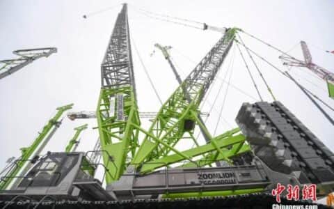 中企研制的全球最大履带式起重机海外首吊成功
