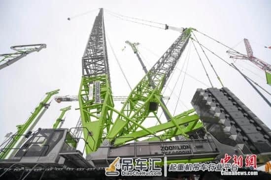 中企研制的全球最大履带式起重机海外首吊成功