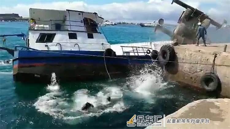 起重机吊装失衡坠入大海 600加仑柴油泄漏引发担忧 政府：可控