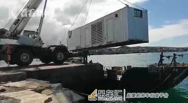 起重机吊装失衡坠入大海 600加仑柴油泄漏引发担忧 政府:可控