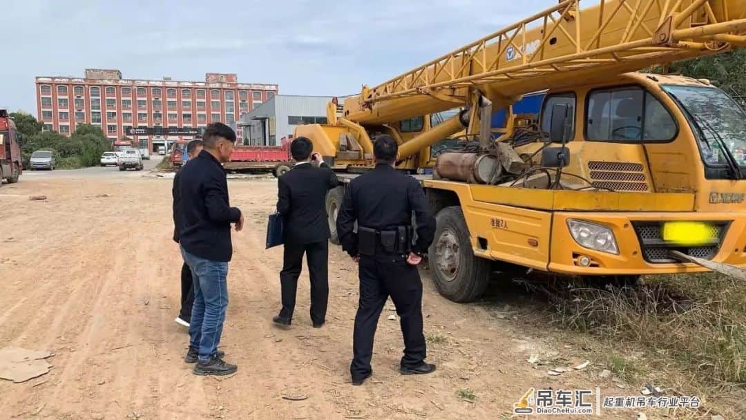凤阳干警从定远扣留并拖回了一辆大吊车!