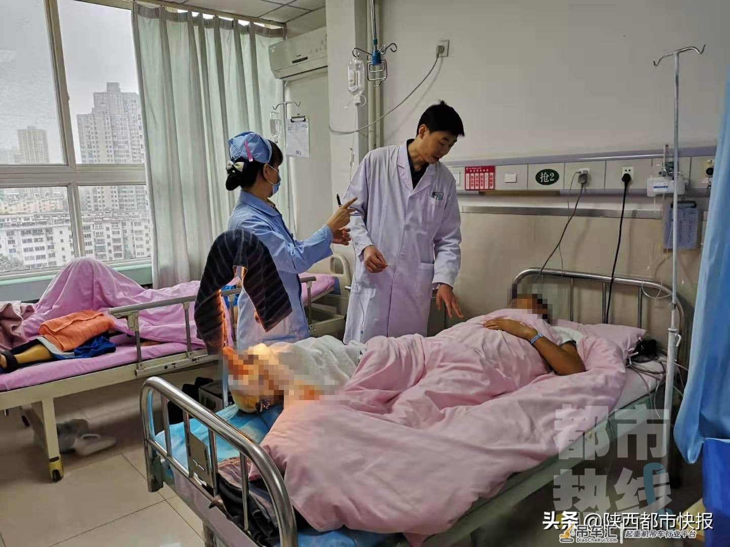 吊起的灯杆半空中掉落 西安29岁安装工人右腿被砸断