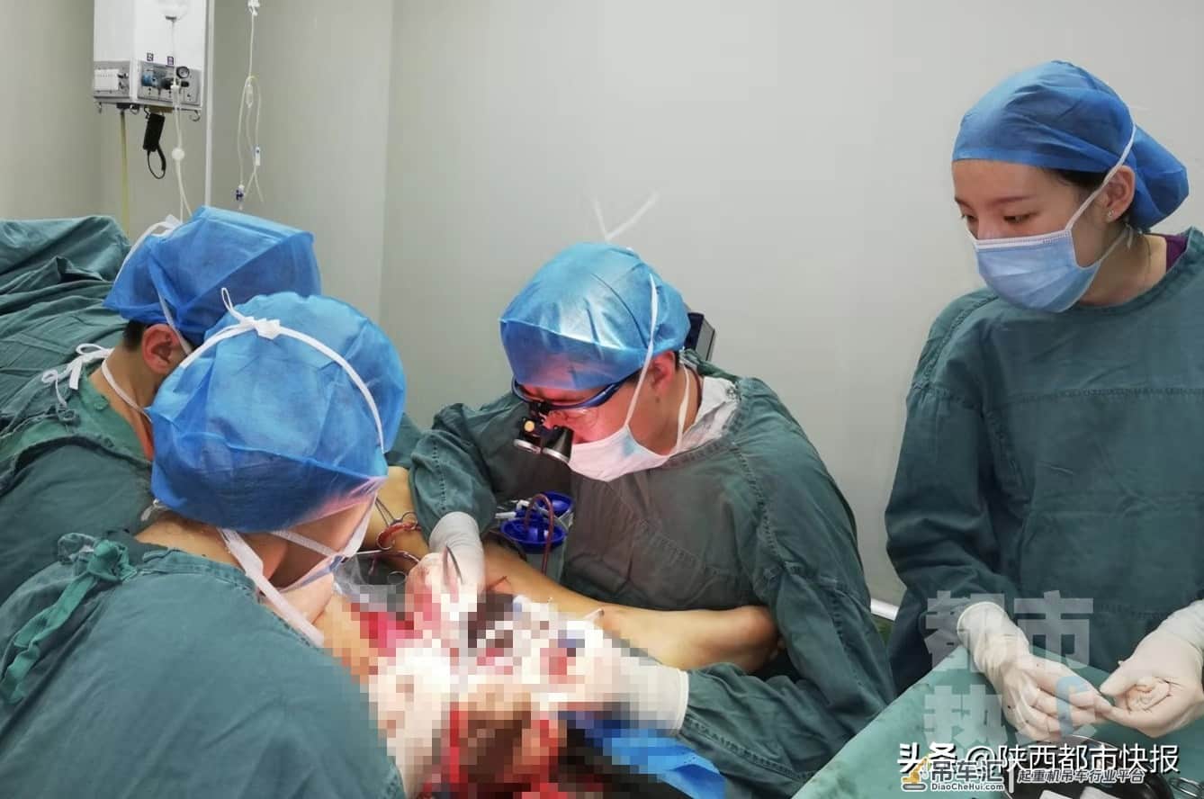 吊起的灯杆半空中掉落 西安29岁安装工人右腿被砸断