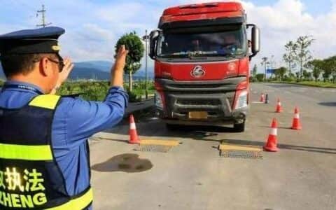天价施救费后续：路段值班人员私联公司，贺氏吊车“脚底抹油”