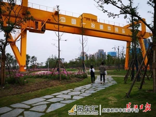 青山江滩三大景观码头变靓了，几十米高的大吊机成热门打卡点