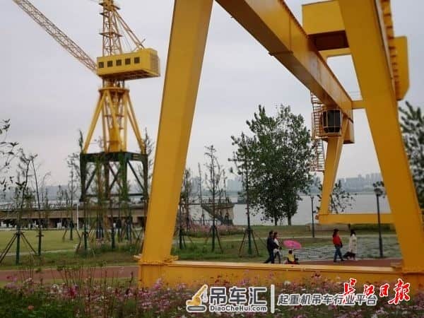 青山江滩三大景观码头变靓了，几十米高的大吊机成热门打卡点