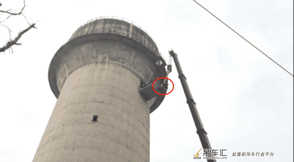 高难度！印度一头牛爬上约61米高水塔 被吊车救下