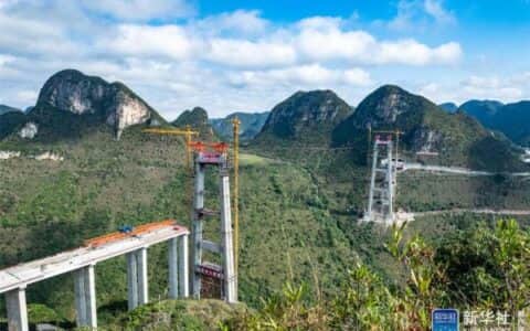贵州兴义：峰林特大桥中横梁吊装成功