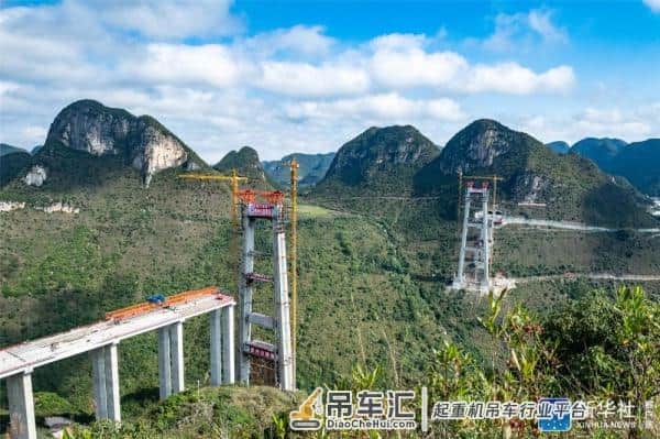 贵州兴义：峰林特大桥中横梁吊装成功