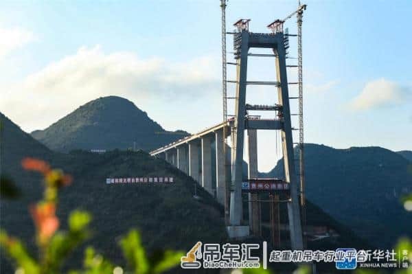 贵州兴义：峰林特大桥中横梁吊装成功