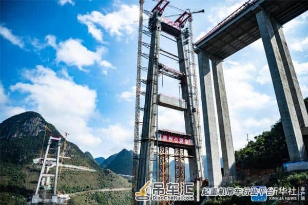 贵州兴义：峰林特大桥中横梁吊装成功