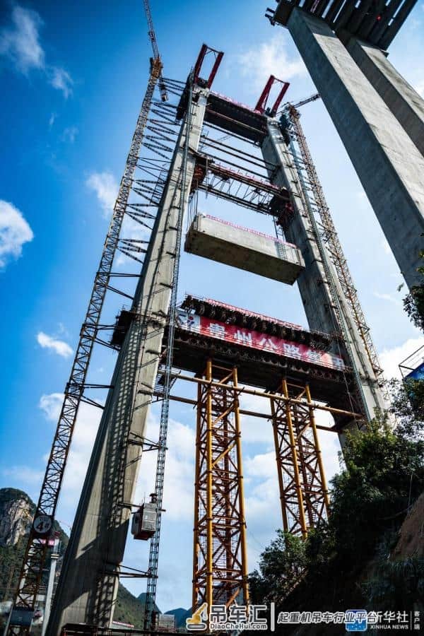 贵州兴义：峰林特大桥中横梁吊装成功