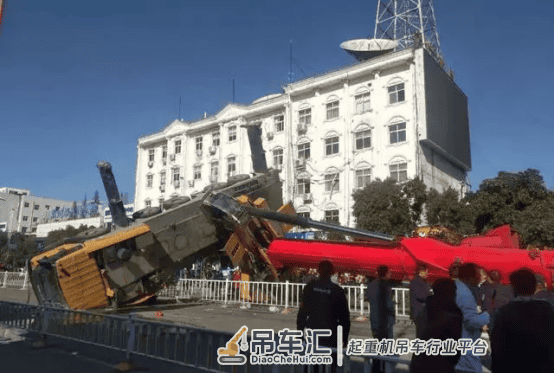 12月2日邓州市220吨吊车闹市拆电视塔折断!谁来为本次事故负责!