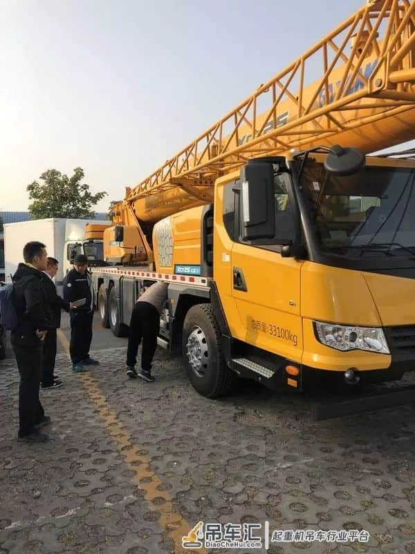 打破北京地区近两年无车可售的局面 徐工“京六”起重机获准上牌